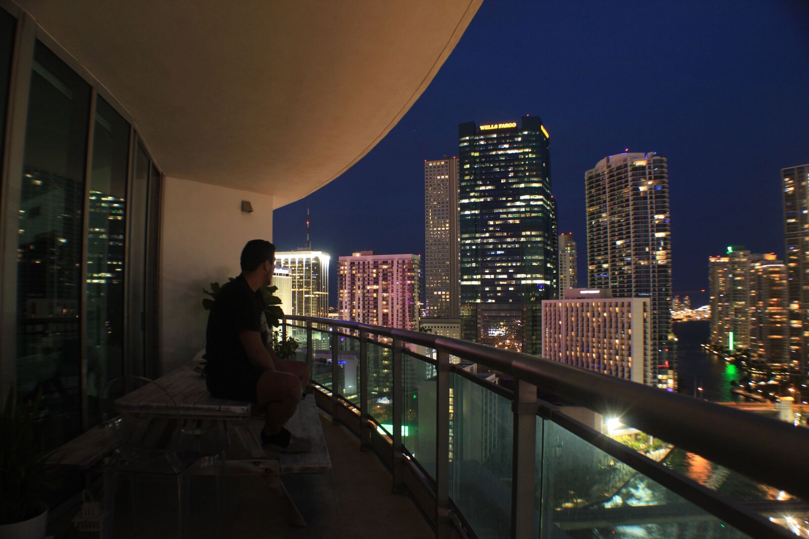 Canon EOS 1300D (EOS Rebel T6 / EOS Kiss X80) sample photo. Miami, metropolis, city photography