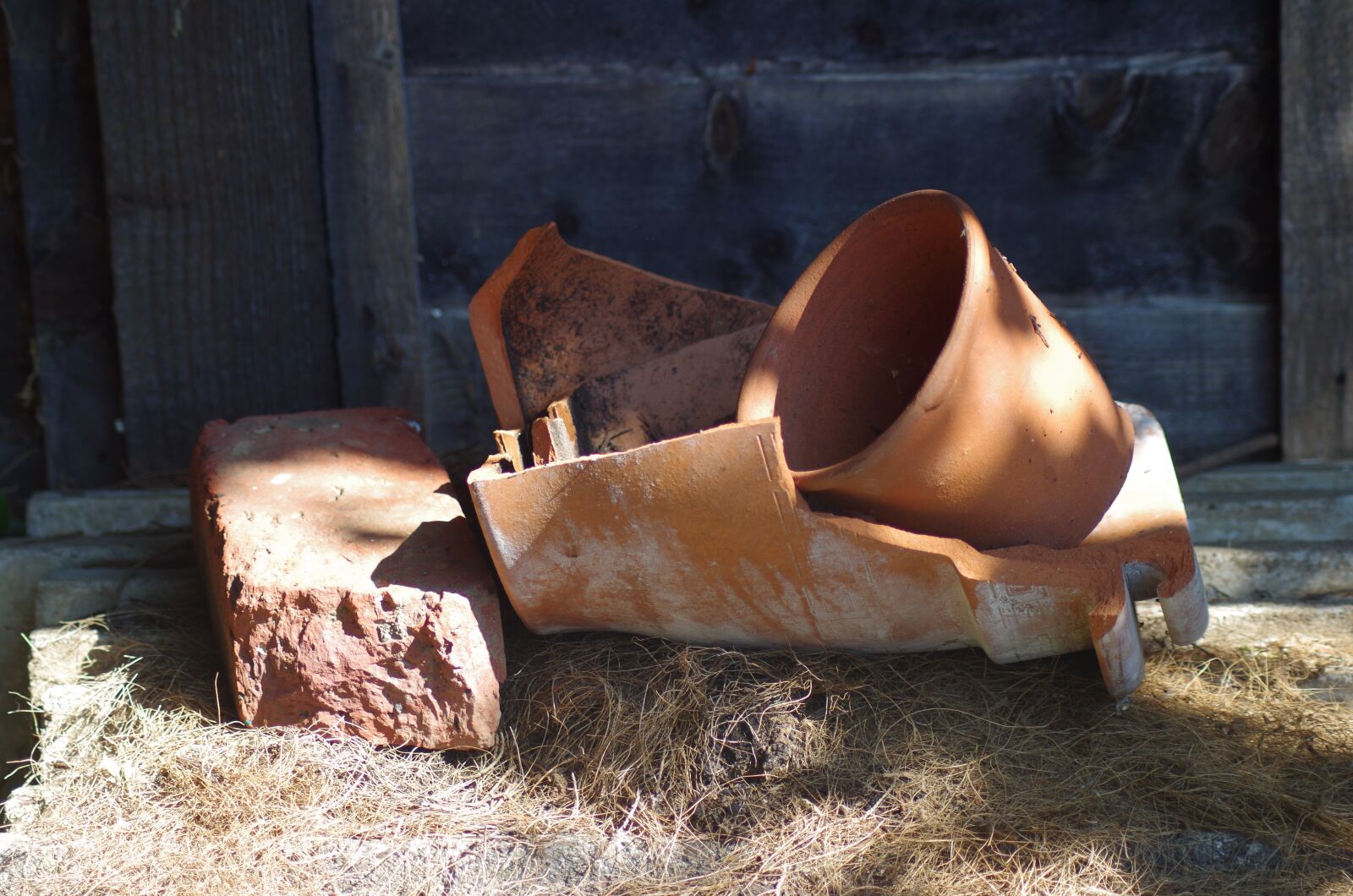 Pentax K-30 sample photo. Plant pot, clay, broken photography