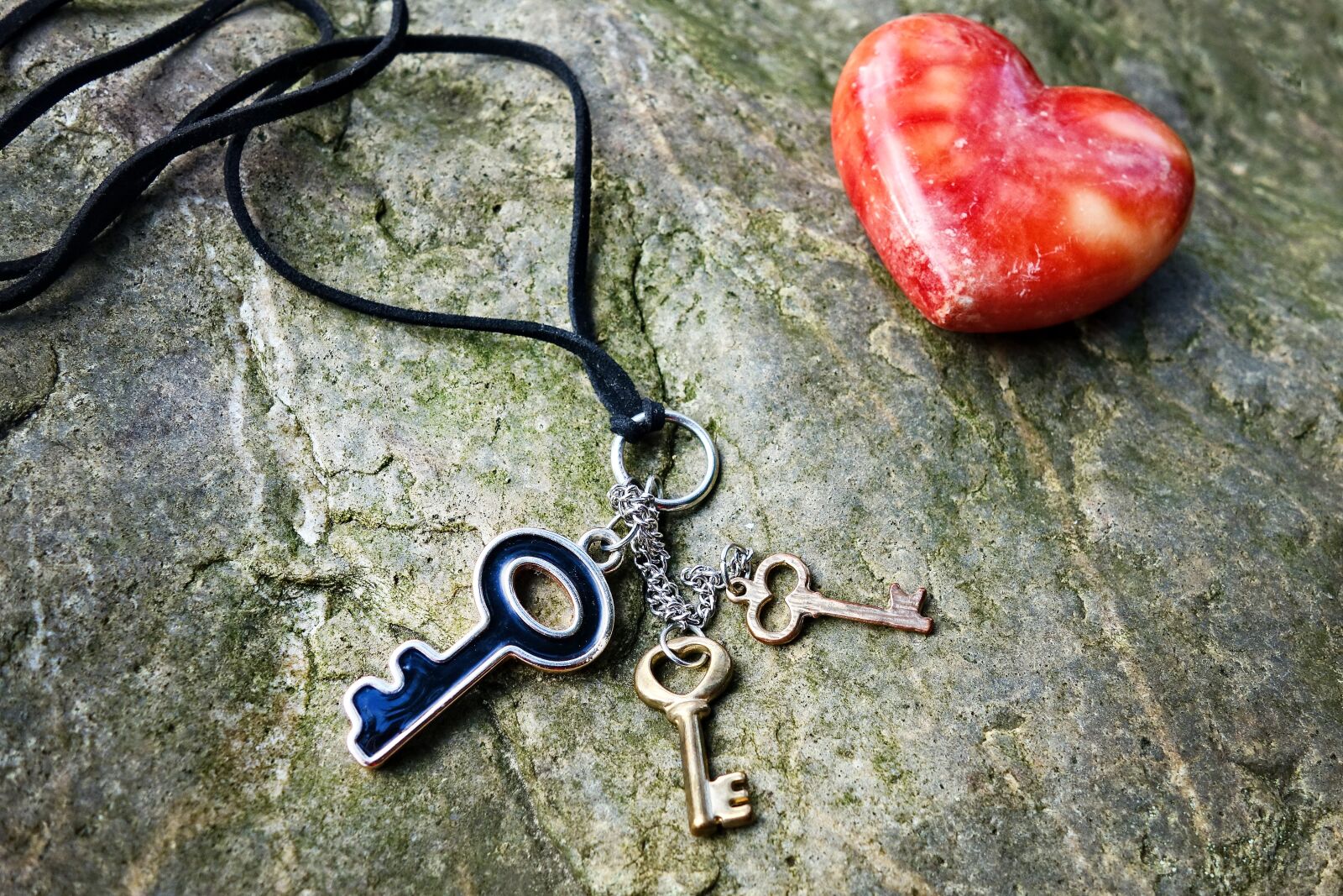 Sony Cyber-shot DSC-RX100 sample photo. Key, necklace, chain photography