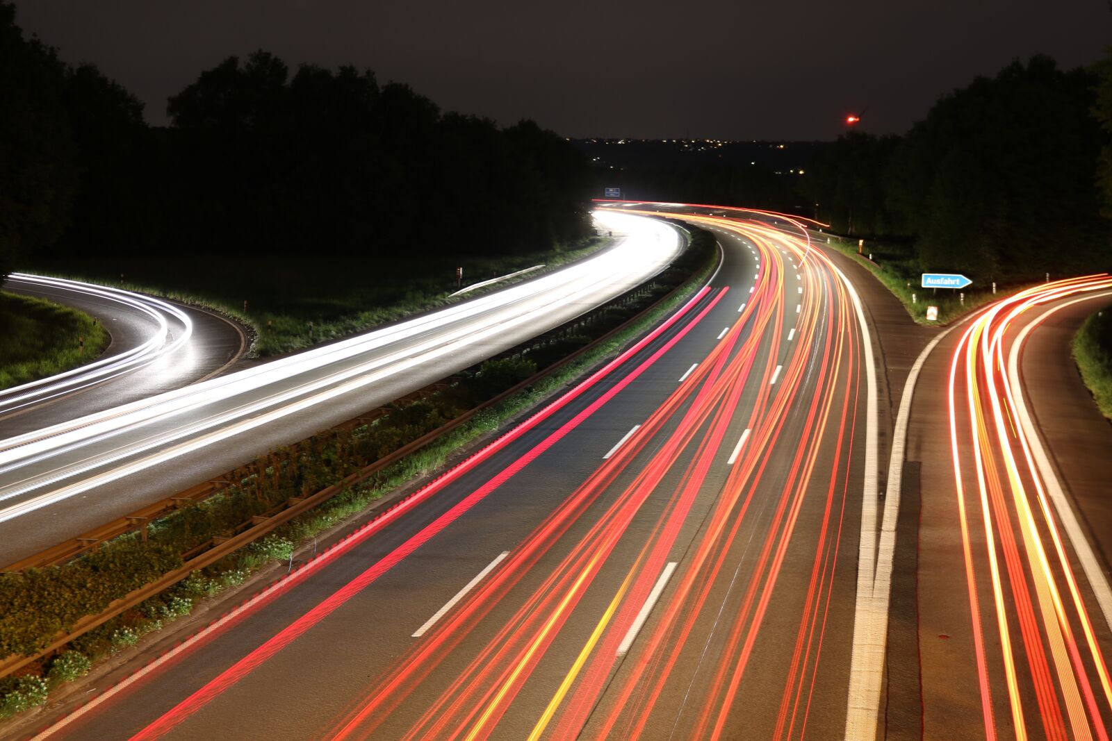 Canon EOS 750D (EOS Rebel T6i / EOS Kiss X8i) sample photo. Highway, long exposure, red photography
