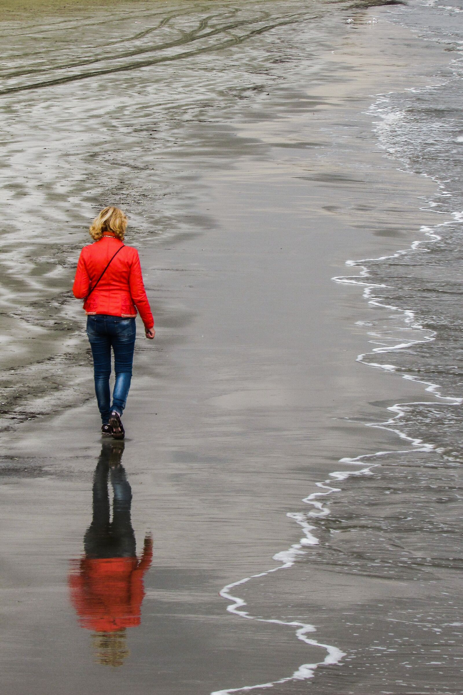 Canon PowerShot SX400 IS sample photo. Woman, walking, beach photography