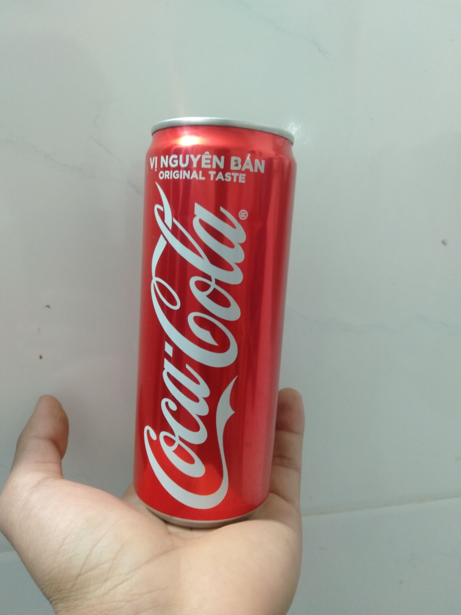 OPPO A7 sample photo. Cocacola, soft drink, can photography