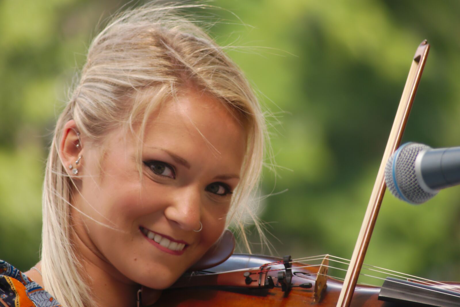 Panasonic Lumix DMC-FZ300 sample photo. Violinist, playing, outdoors photography
