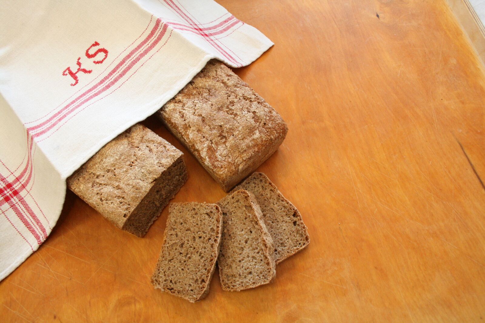 Canon EOS 400D (EOS Digital Rebel XTi / EOS Kiss Digital X) sample photo. Sourdough, sourdough bread, lands photography