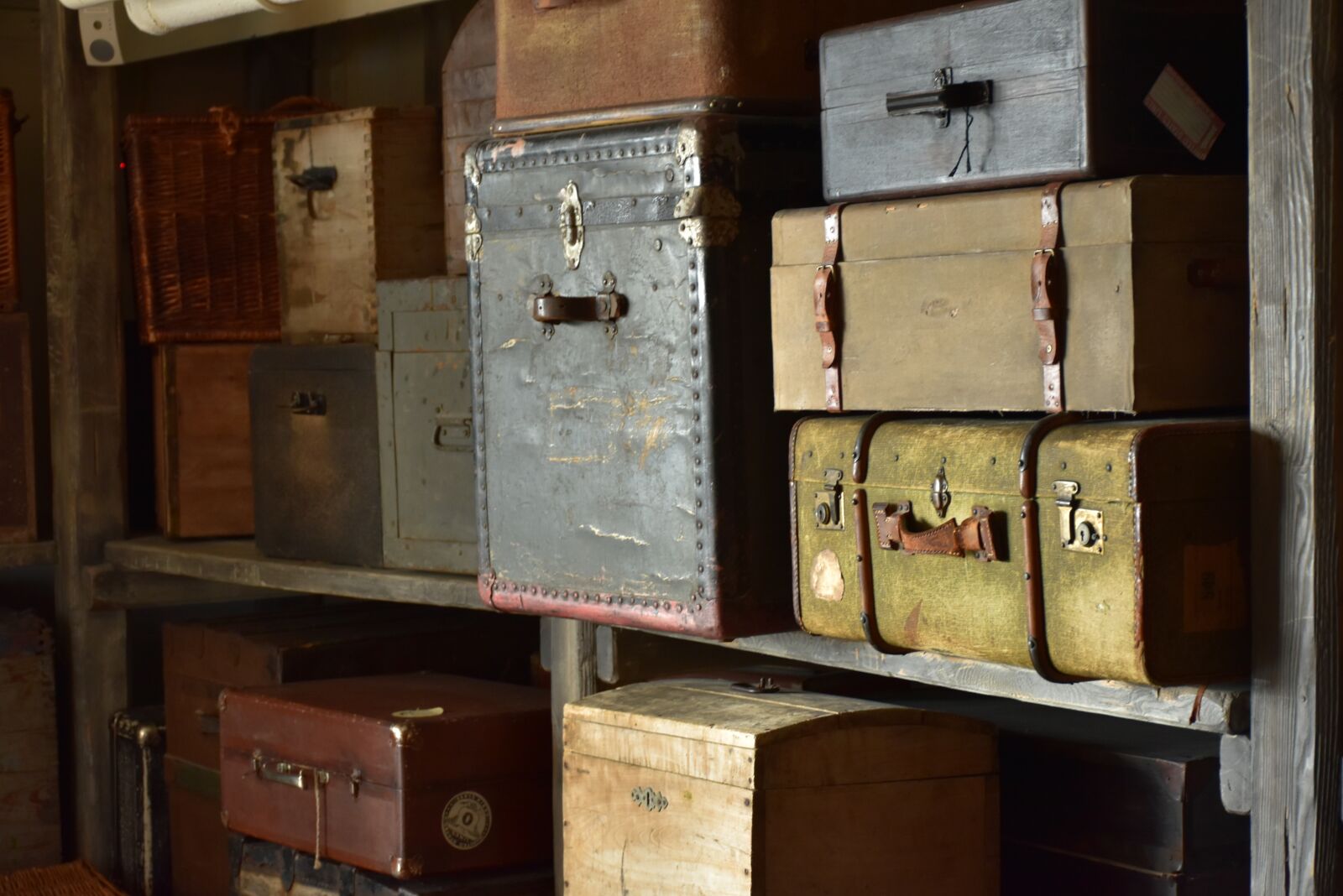 Nikon D5600 sample photo. Suitcase, suitcases, old photography
