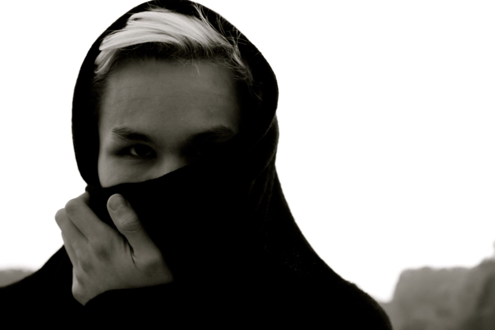 Canon EOS 600D (Rebel EOS T3i / EOS Kiss X5) sample photo. Woman, hidden, hiding photography