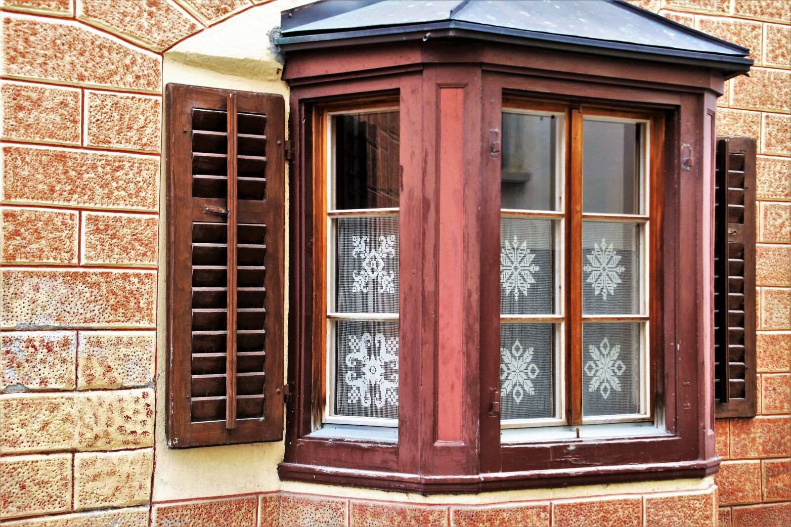 Canon EOS 80D sample photo. Window, house, architecture photography