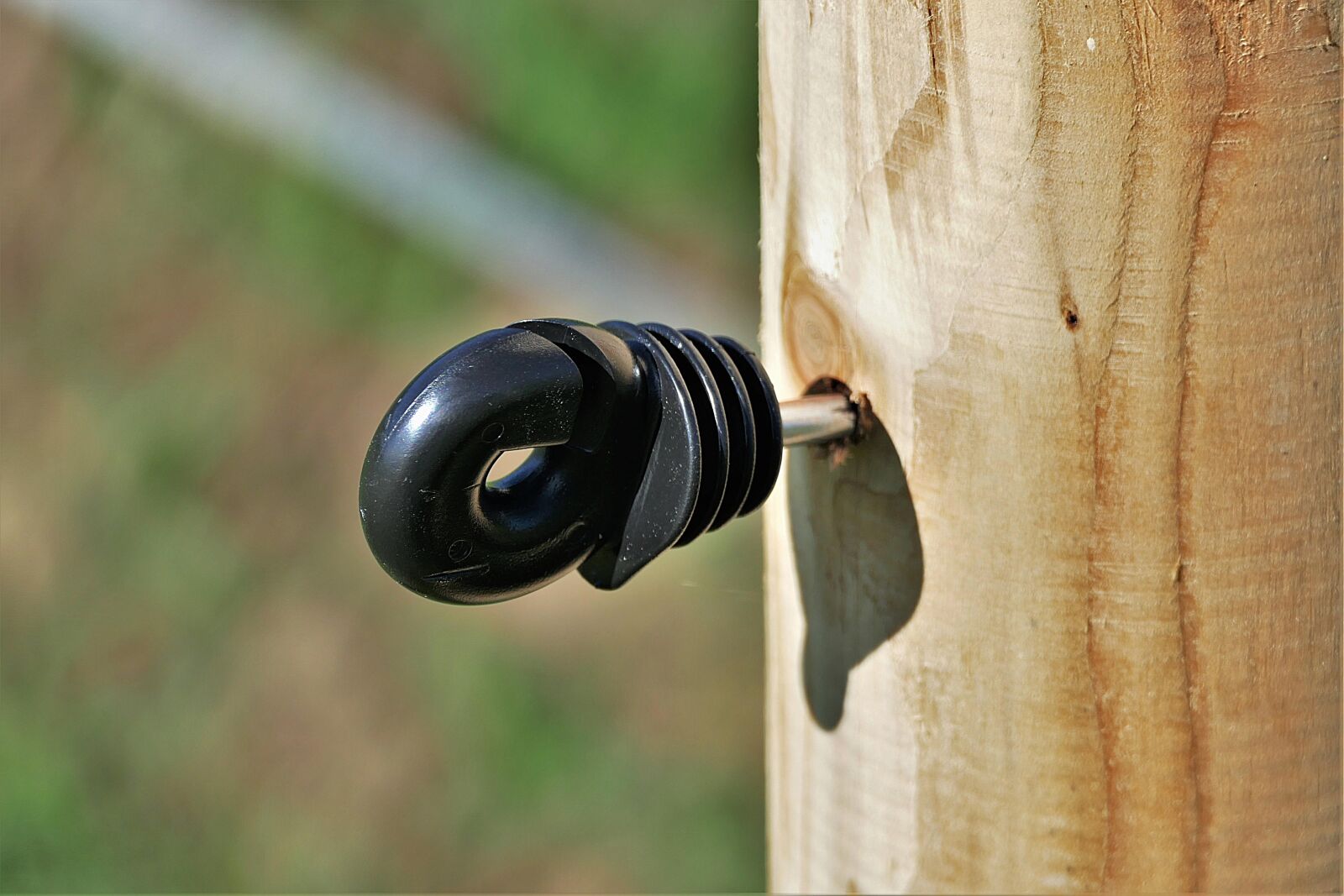 Panasonic Lumix DMC-FZ1000 sample photo. Insulator, wooden posts, pasture photography