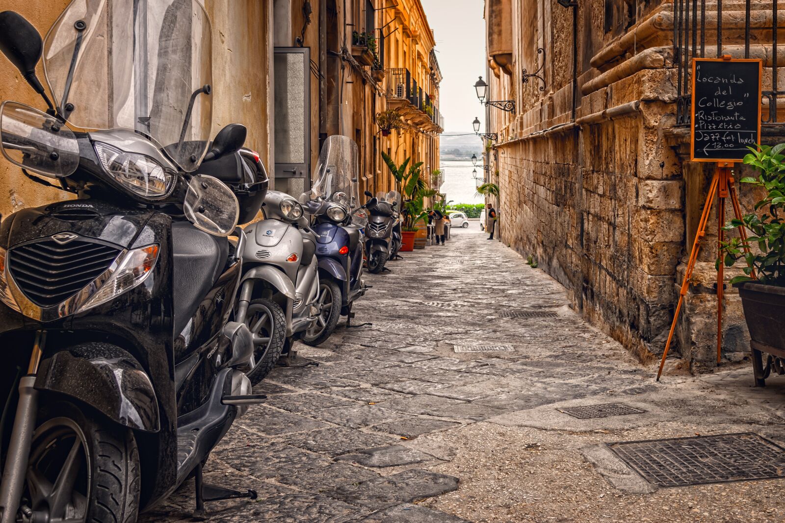 Nikon D3300 sample photo. Italy, alley, moped photography