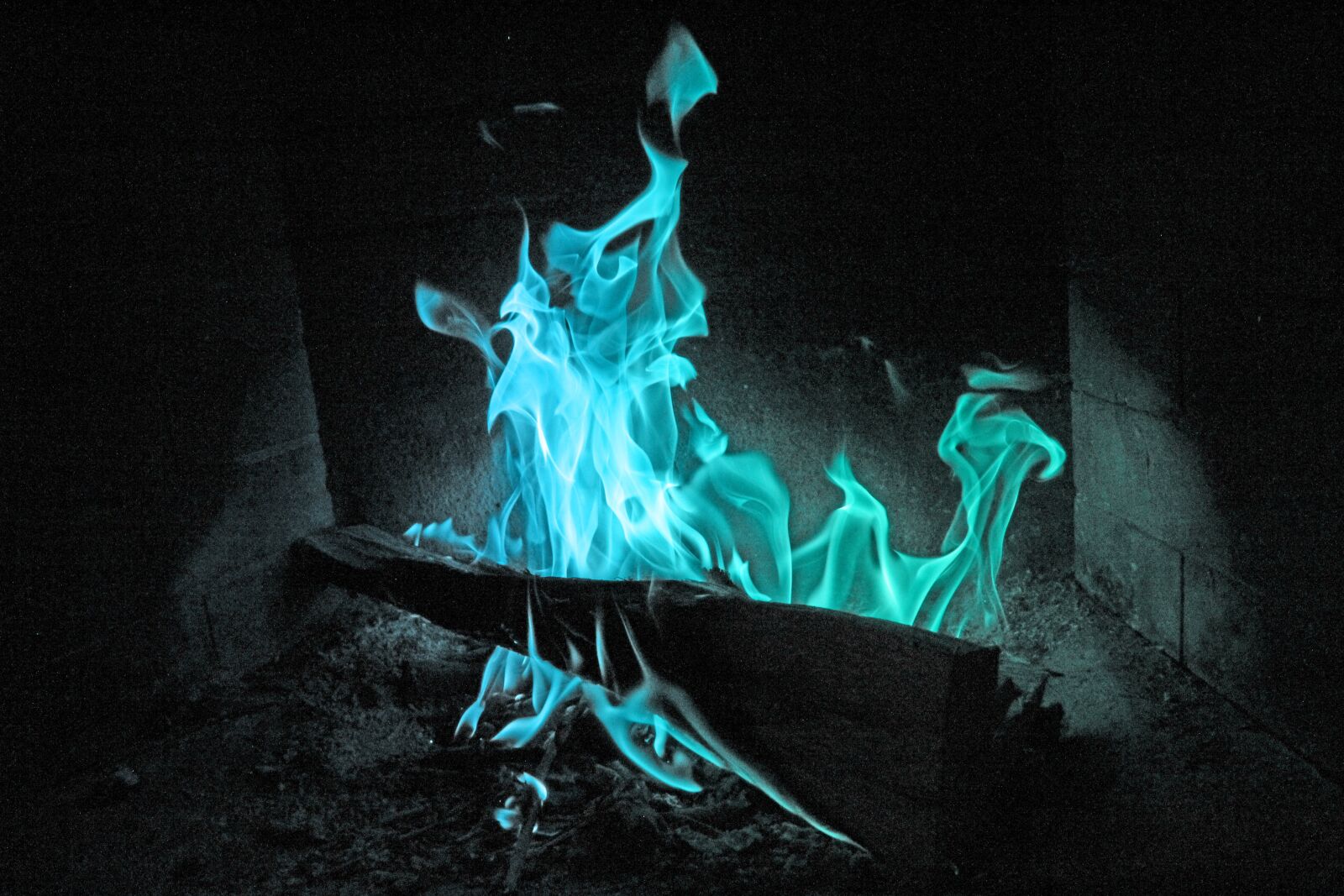 Canon EOS 550D (EOS Rebel T2i / EOS Kiss X4) sample photo. Fire, winter, light photography