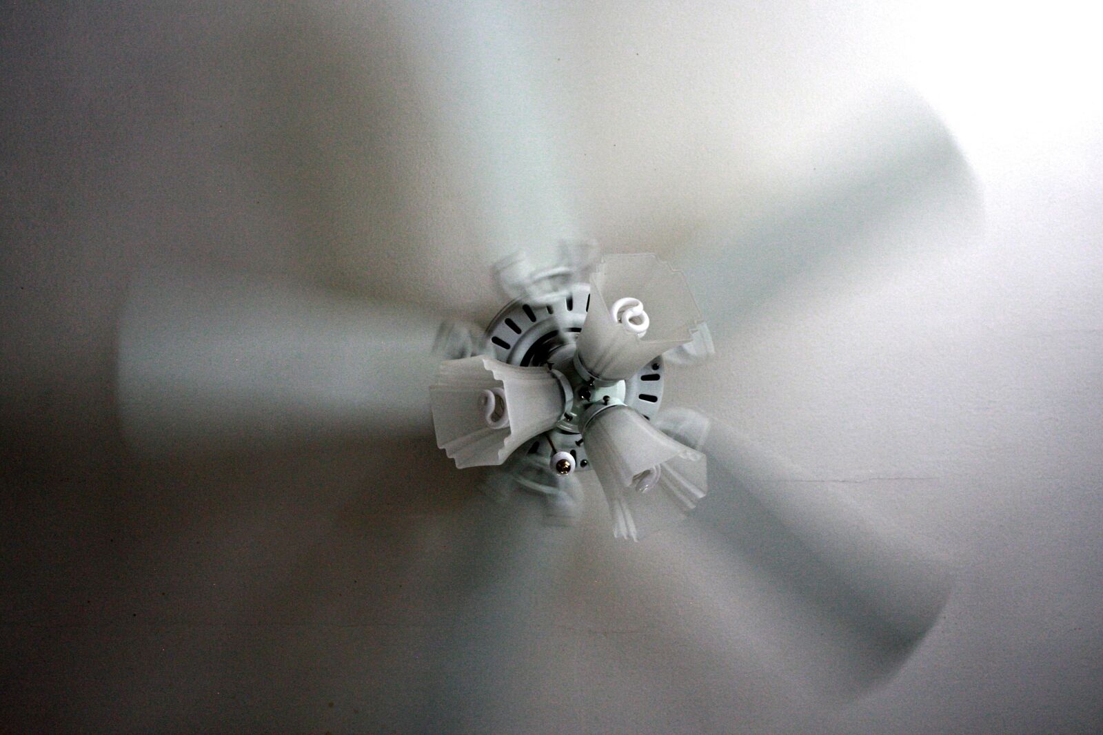 f/3.5-5.6 IS sample photo. Device, mechanism, blade, ventilator photography