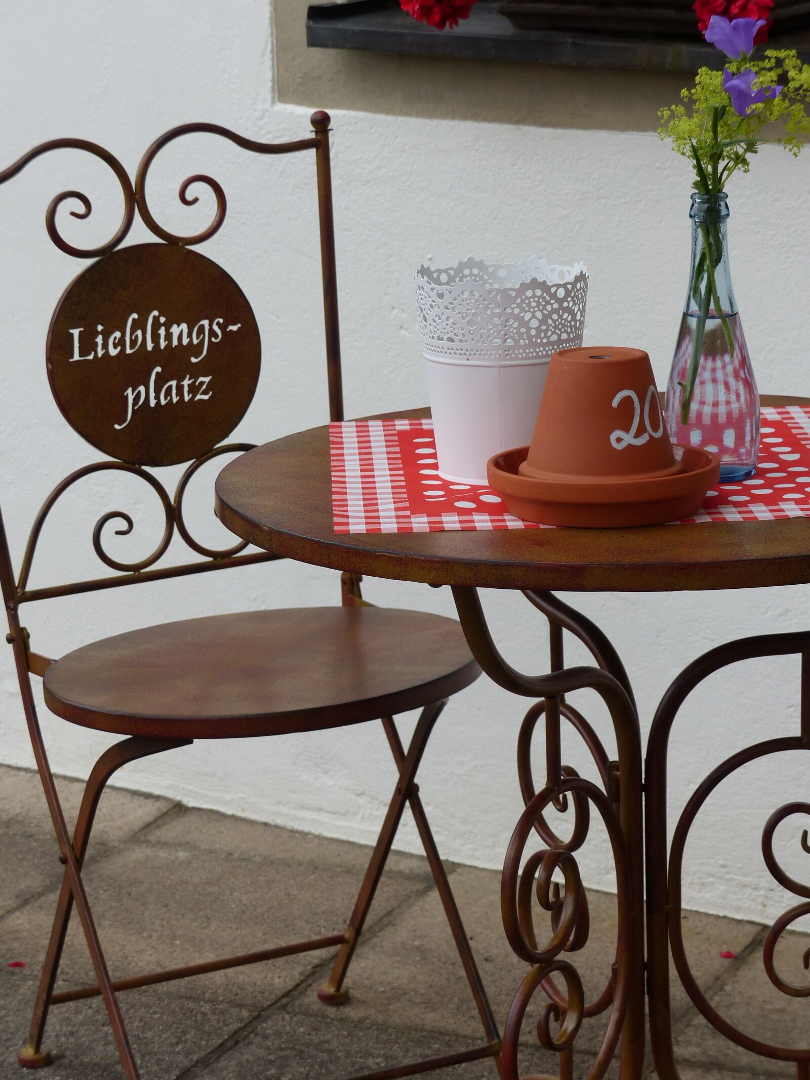 Panasonic Lumix DMC-FZ200 sample photo. Chair, metal table, upper photography