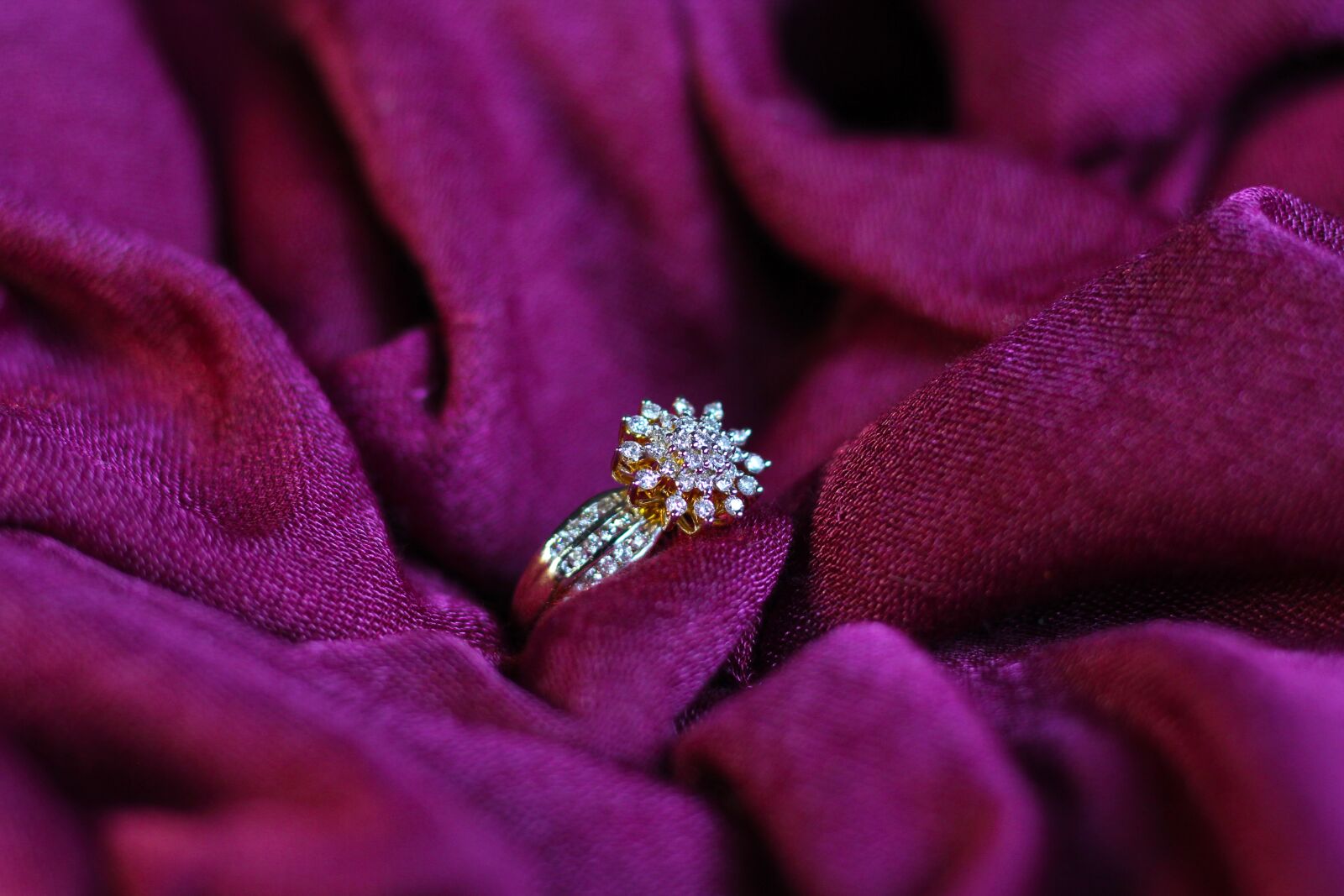 Canon EOS 550D (EOS Rebel T2i / EOS Kiss X4) sample photo. Ring, wedding, diamond photography