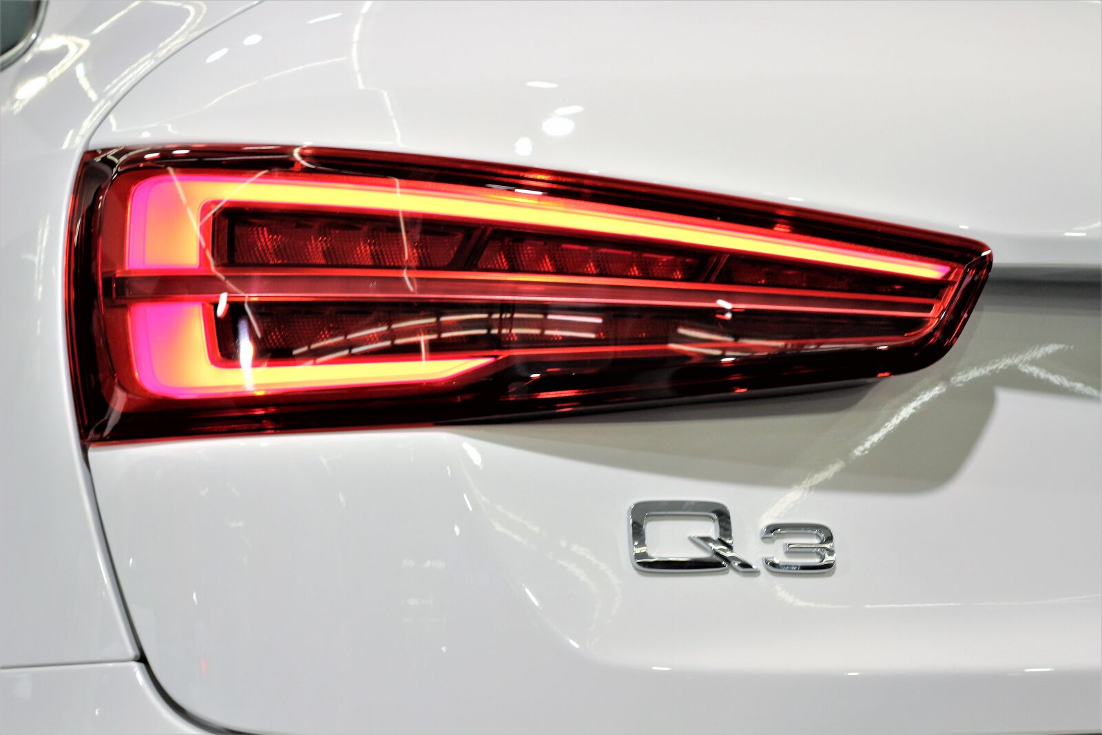 Canon EOS 600D (Rebel EOS T3i / EOS Kiss X5) + Canon EF 50mm F1.8 II sample photo. Car, audi q3, auto photography