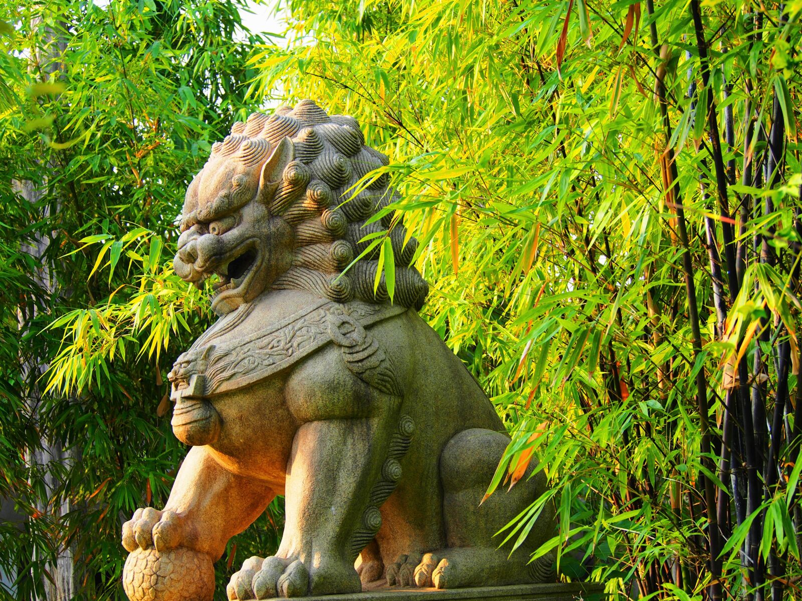 Olympus OM-D E-M5 sample photo. Nature, statue, park photography