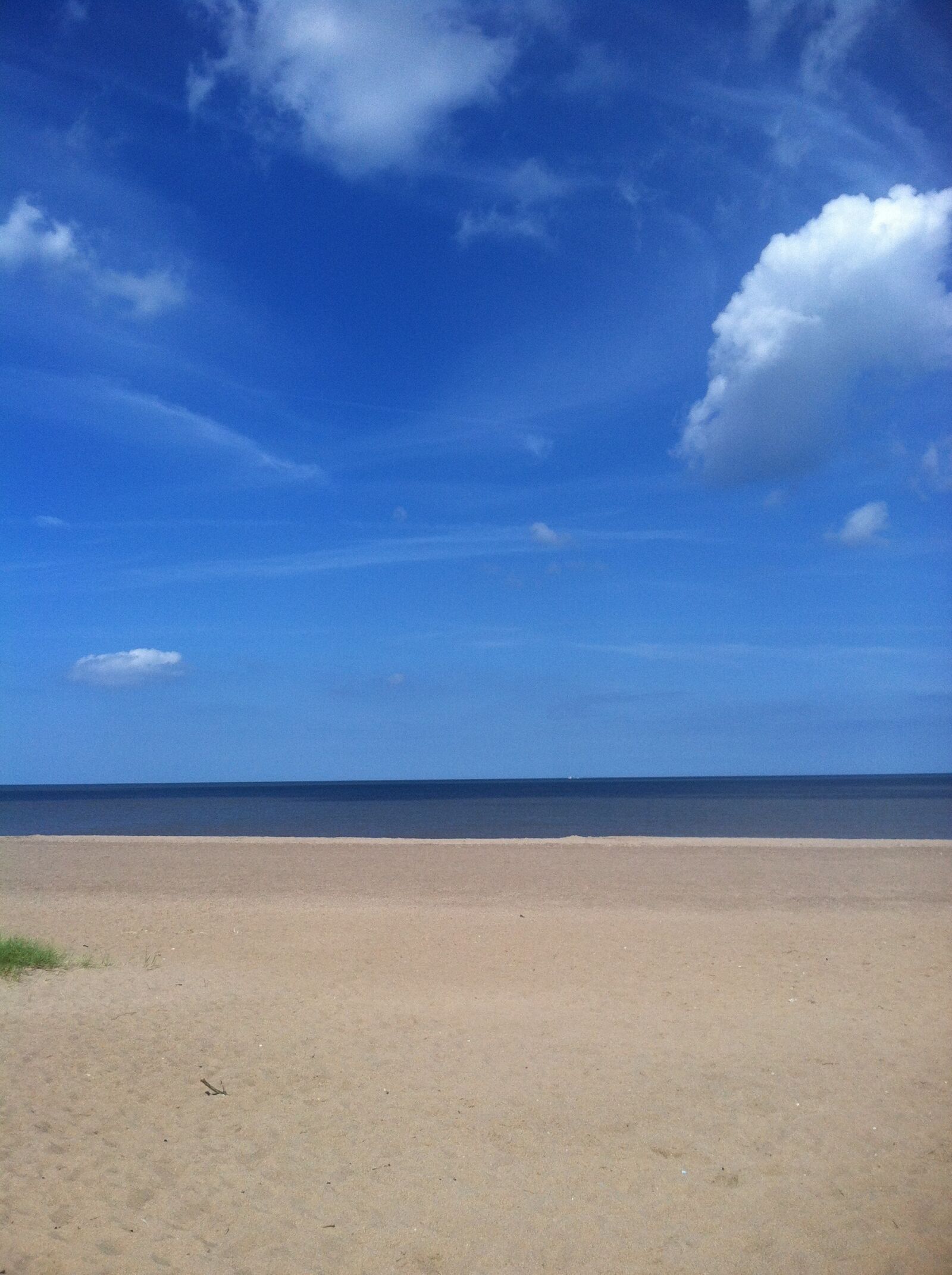iPhone 4 back camera 3.85mm f/2.8 sample photo. Sand, beach, blue photography