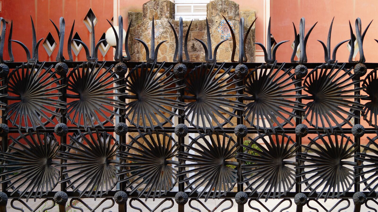 Sony DT 18-55mm F3.5-5.6 SAM II sample photo. Spain, catalonia, fence photography
