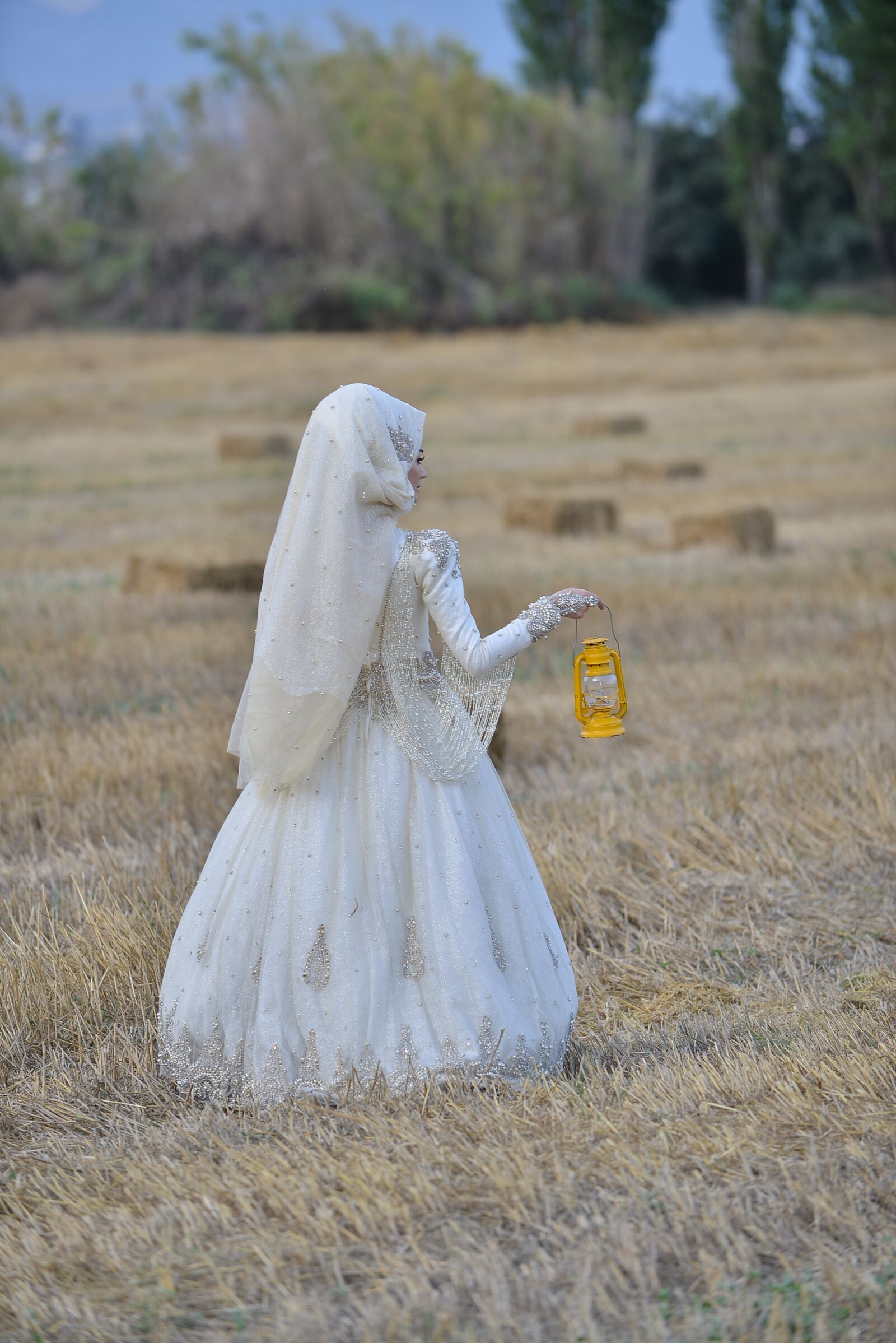 Nikon D800 sample photo. Gelinitarl to, hay, lantern photography