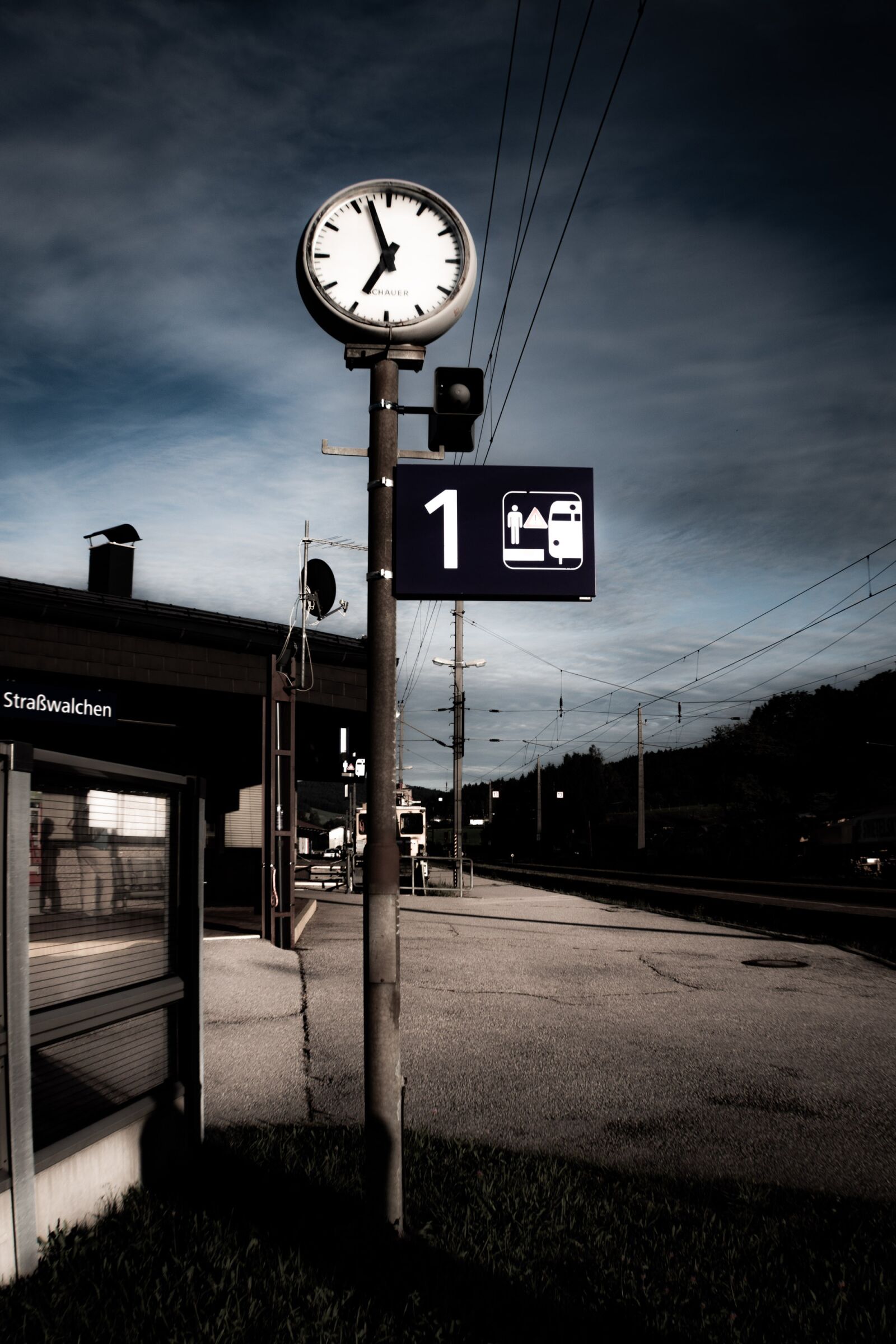 Canon EOS 70D + Canon EF-S 18-55mm F3.5-5.6 IS STM sample photo. Station clock, central station photography