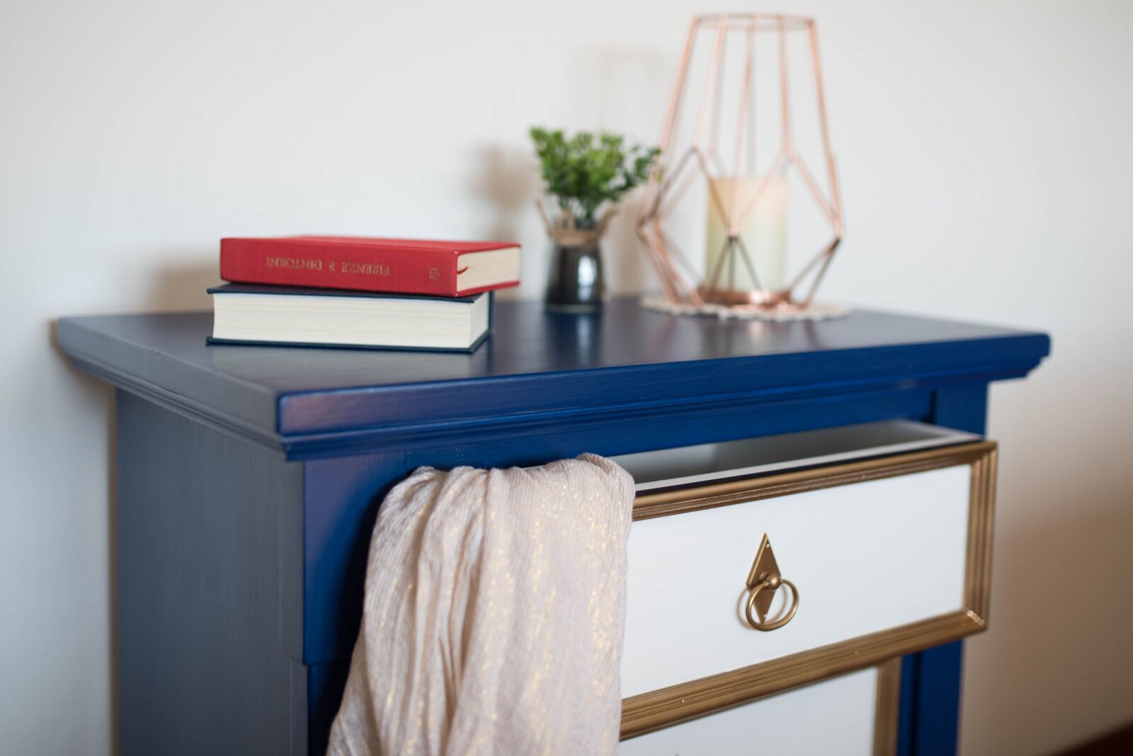 Nikon D810 sample photo. Living room, mobile, chest photography