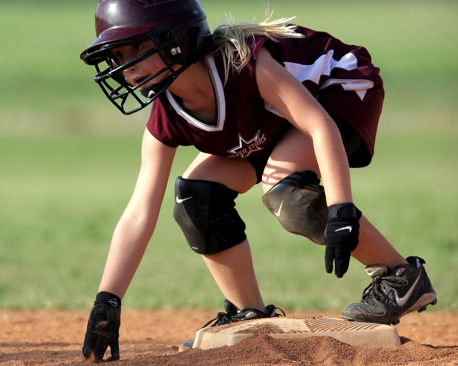 Canon EOS 20D sample photo. Softball, runner, base photography