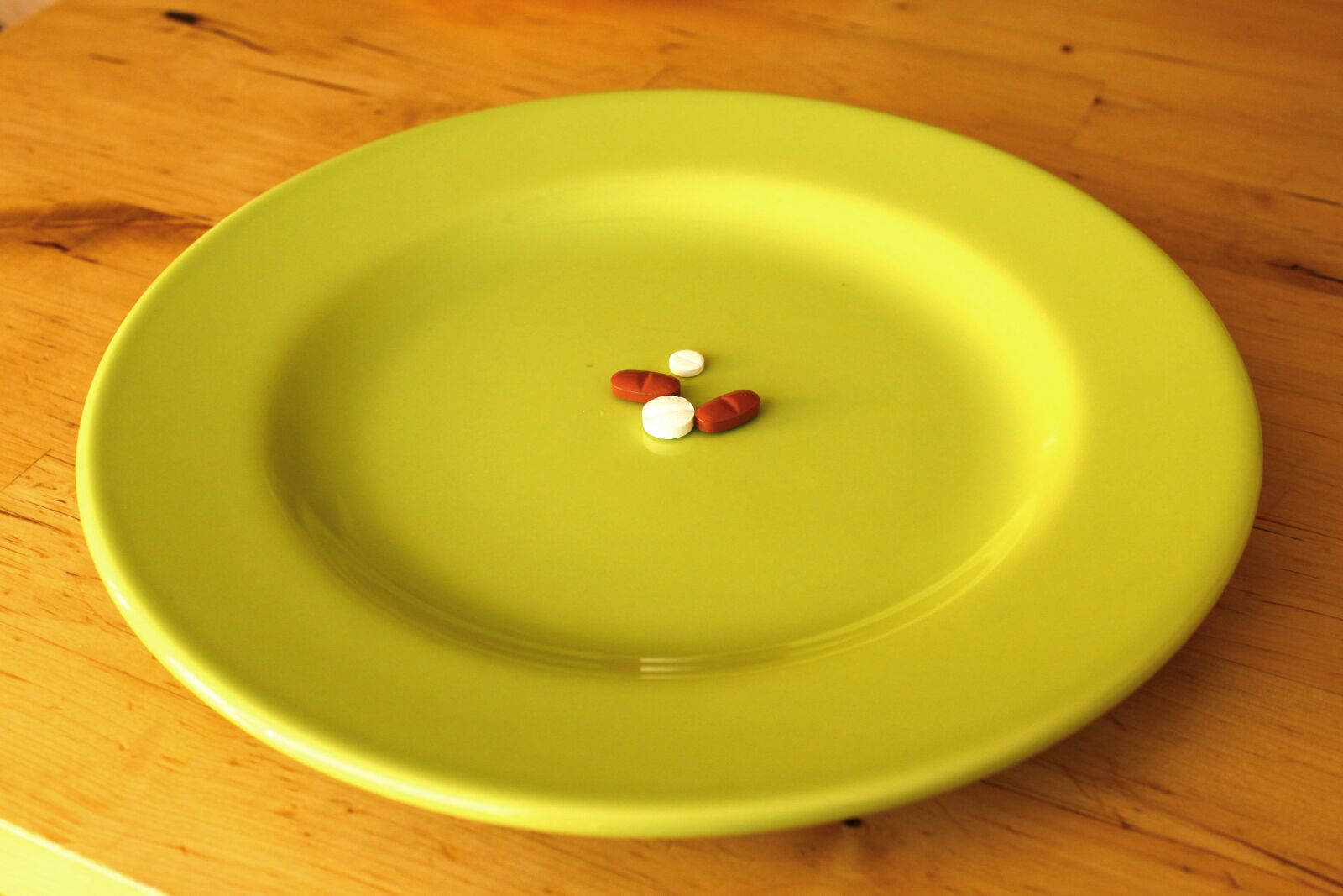 Canon EOS 500D (EOS Rebel T1i / EOS Kiss X3) sample photo. Pill, plate, pills photography