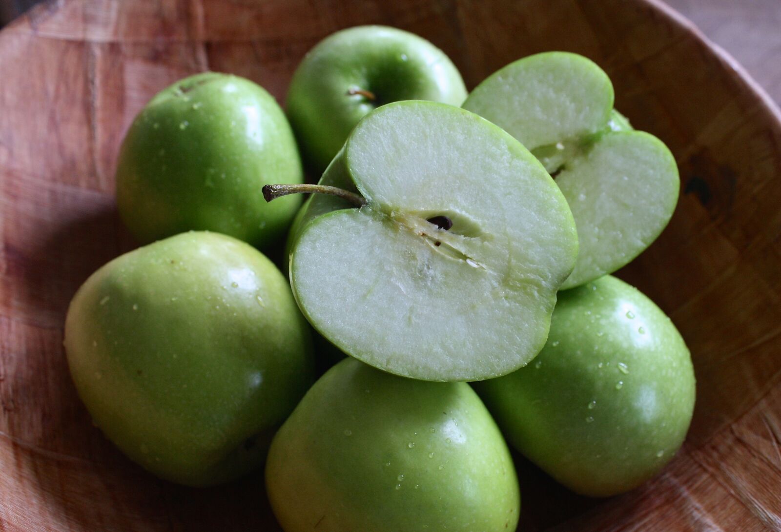 Canon EOS 1000D (EOS Digital Rebel XS / EOS Kiss F) sample photo. Wood bowl, green apples photography