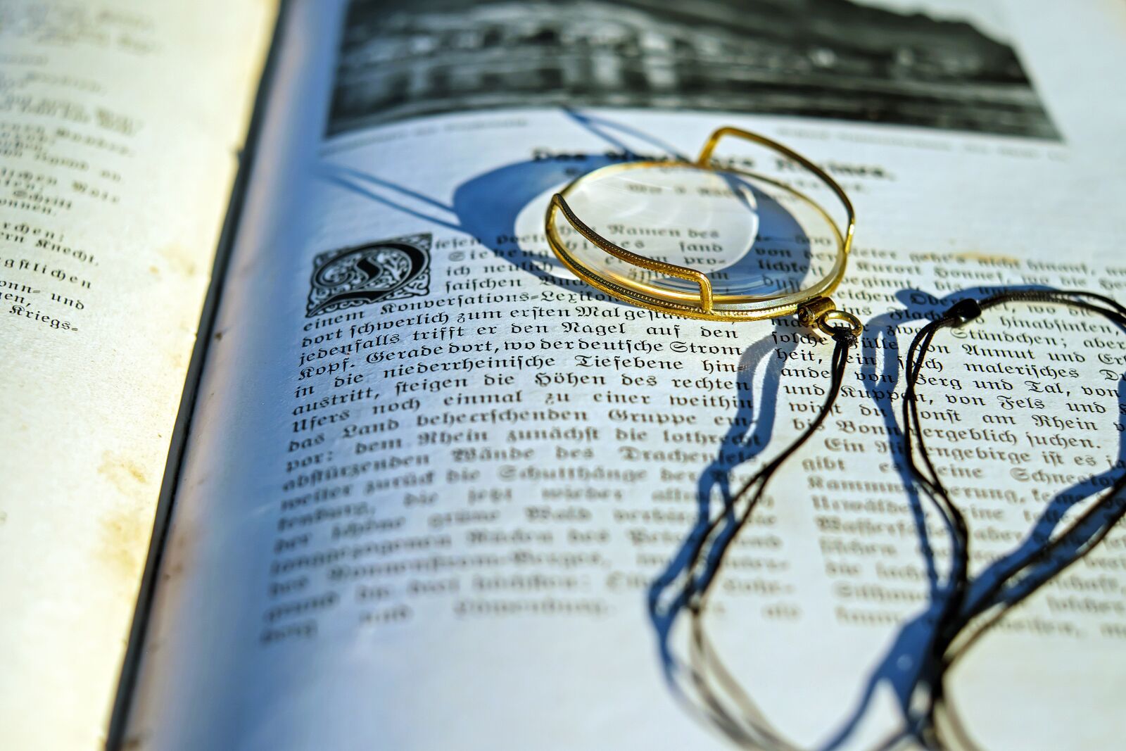 Fujifilm X-T10 + Fujifilm XF 35mm F1.4 R sample photo. Monocle, nostalgic, sehhilfe photography