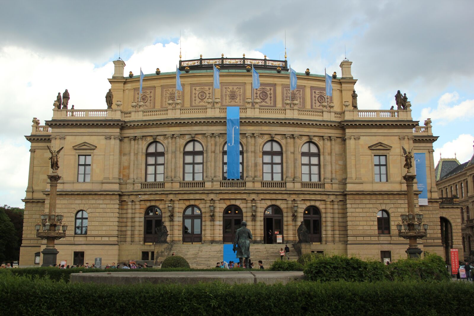 Canon EOS 550D (EOS Rebel T2i / EOS Kiss X4) sample photo. Opera house, prague, czech photography