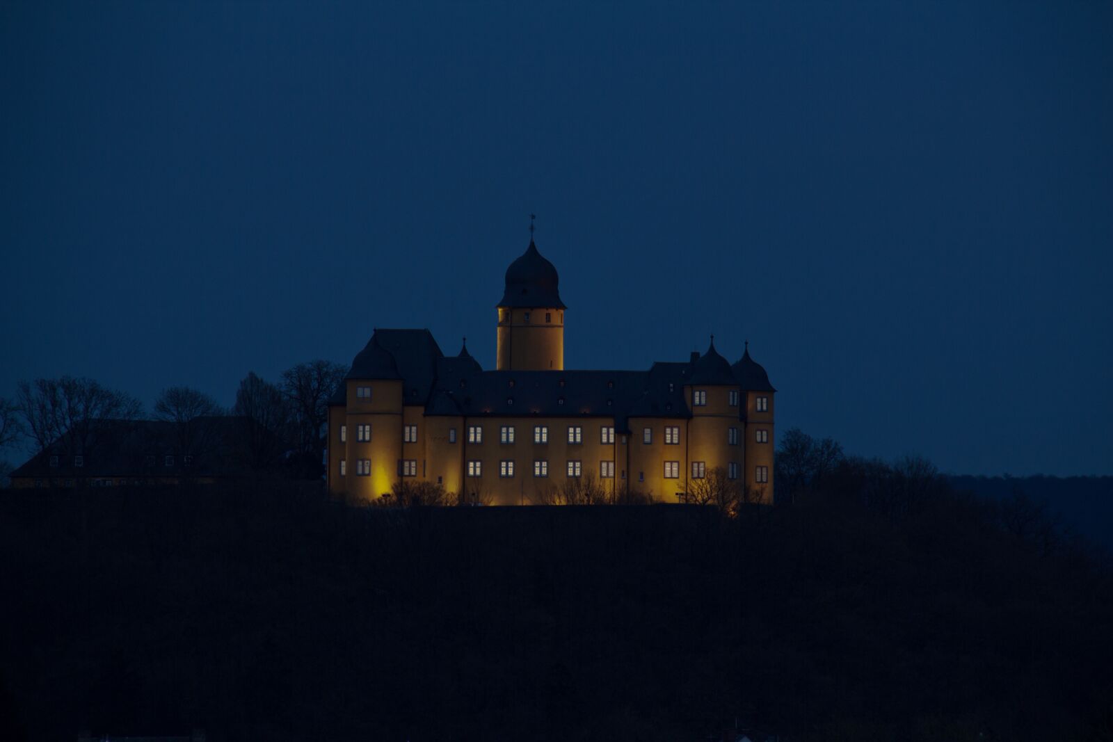 Canon EF-S 18-200mm F3.5-5.6 IS sample photo. Montabaur, castle, abendstimmung photography