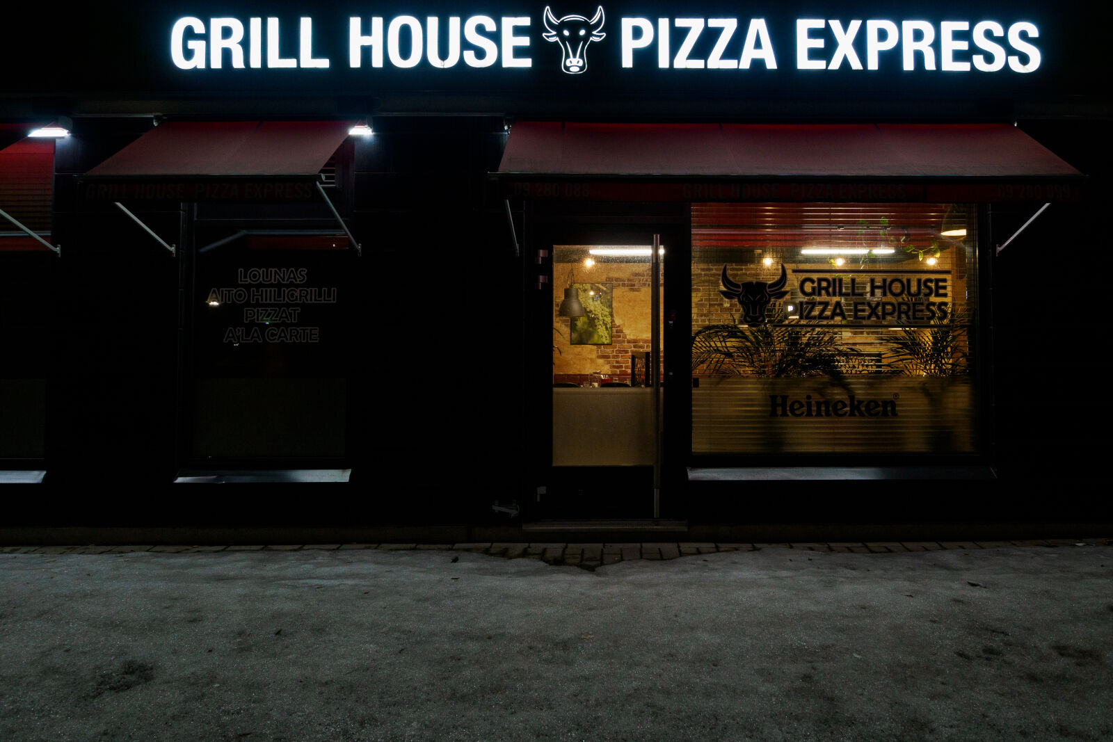 OM System OM-1 Mark II sample photo. Grill house pizza express photography