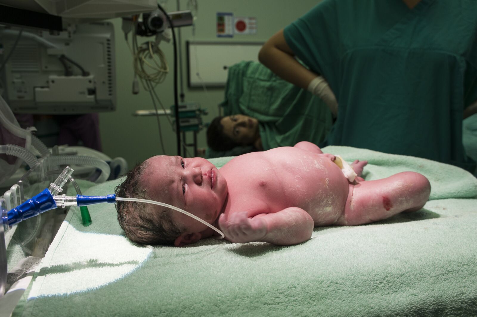 Sony Alpha NEX-C3 + Sony E 18-55mm F3.5-5.6 OSS sample photo. Baby, birth, people photography