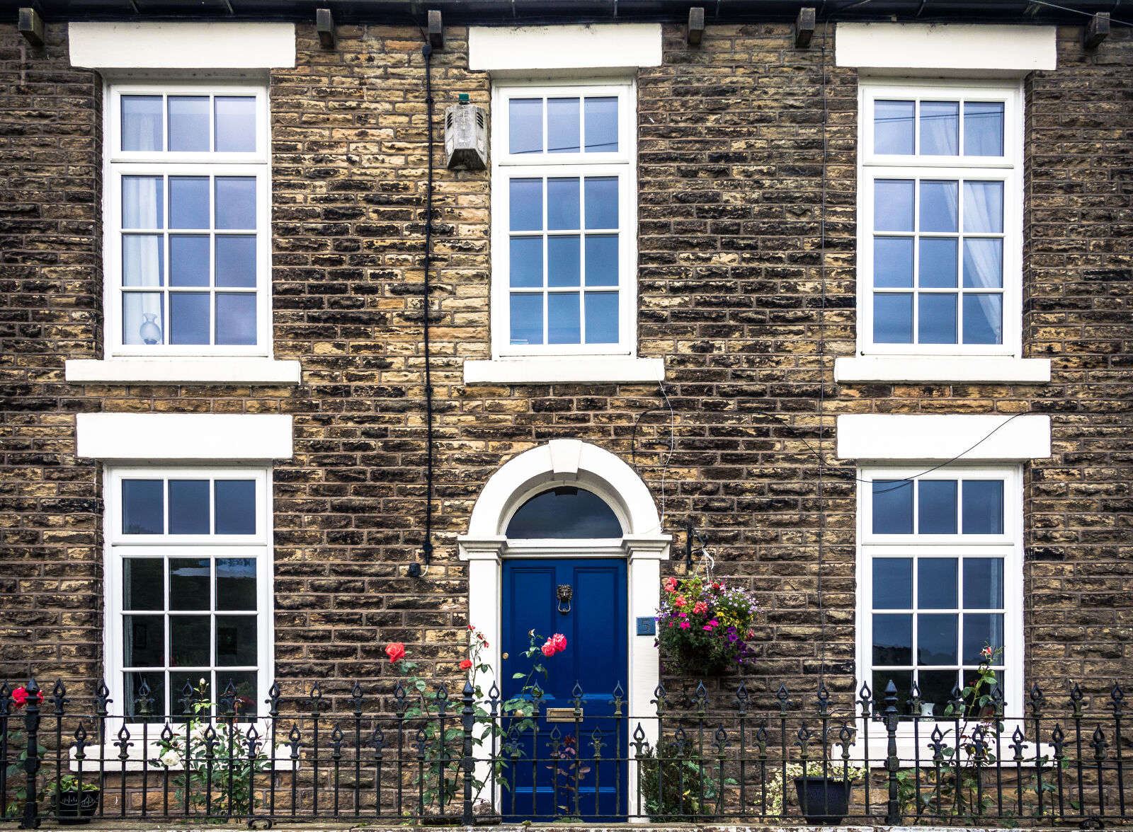 Canon EOS 750D (EOS Rebel T6i / EOS Kiss X8i) + Canon EF-S 18-135mm F3.5-5.6 IS STM sample photo. Architecture, blue, door, home photography