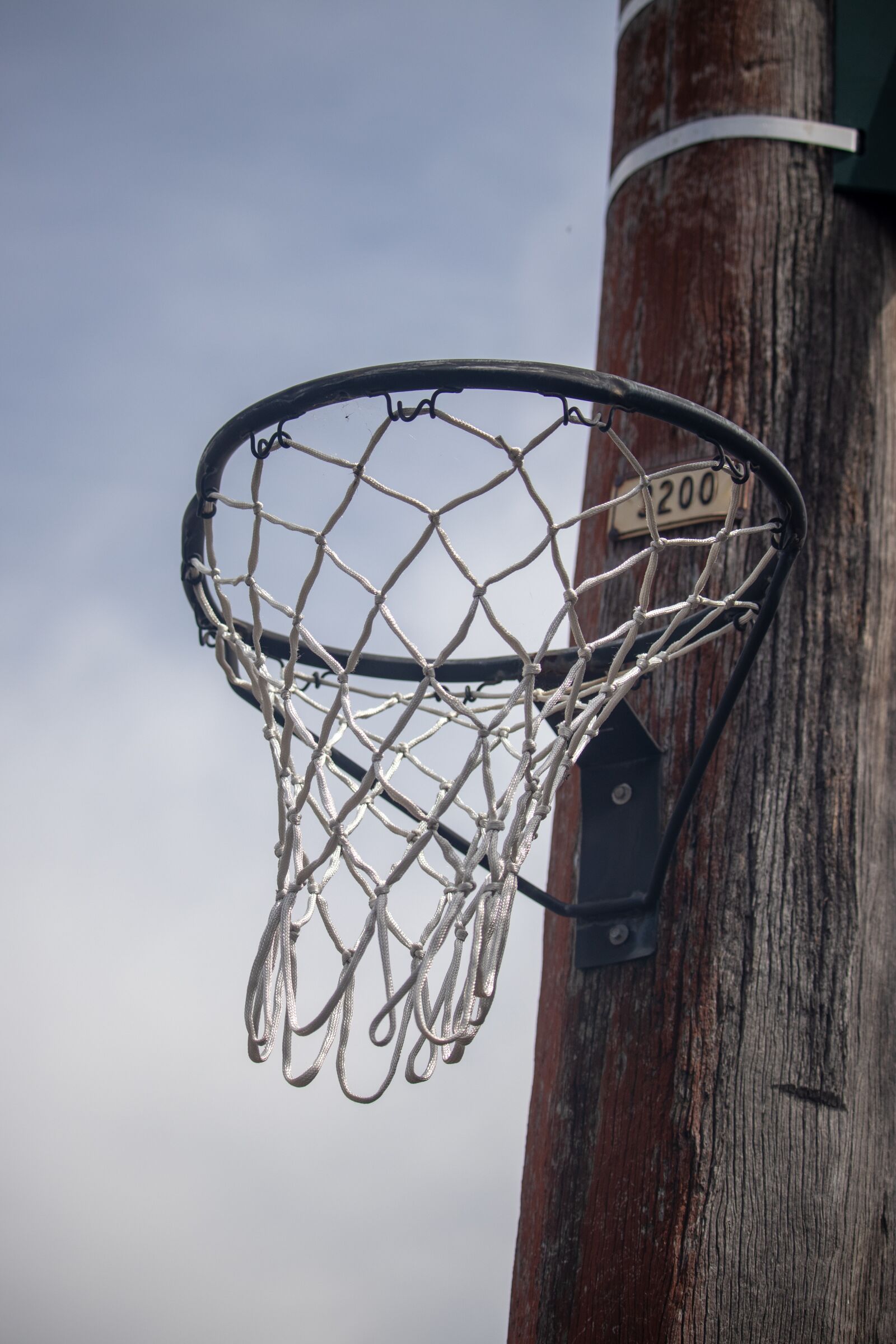 Canon EOS 200D (EOS Rebel SL2 / EOS Kiss X9) sample photo. Basketball, hoop, street photography