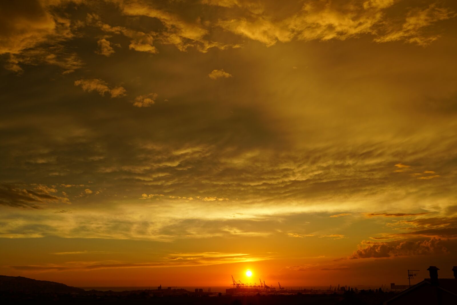 Sony a6300 + Sony Vario Tessar T* FE 24-70mm F4 ZA OSS sample photo. Sunset, evening sky, abendstimmung photography