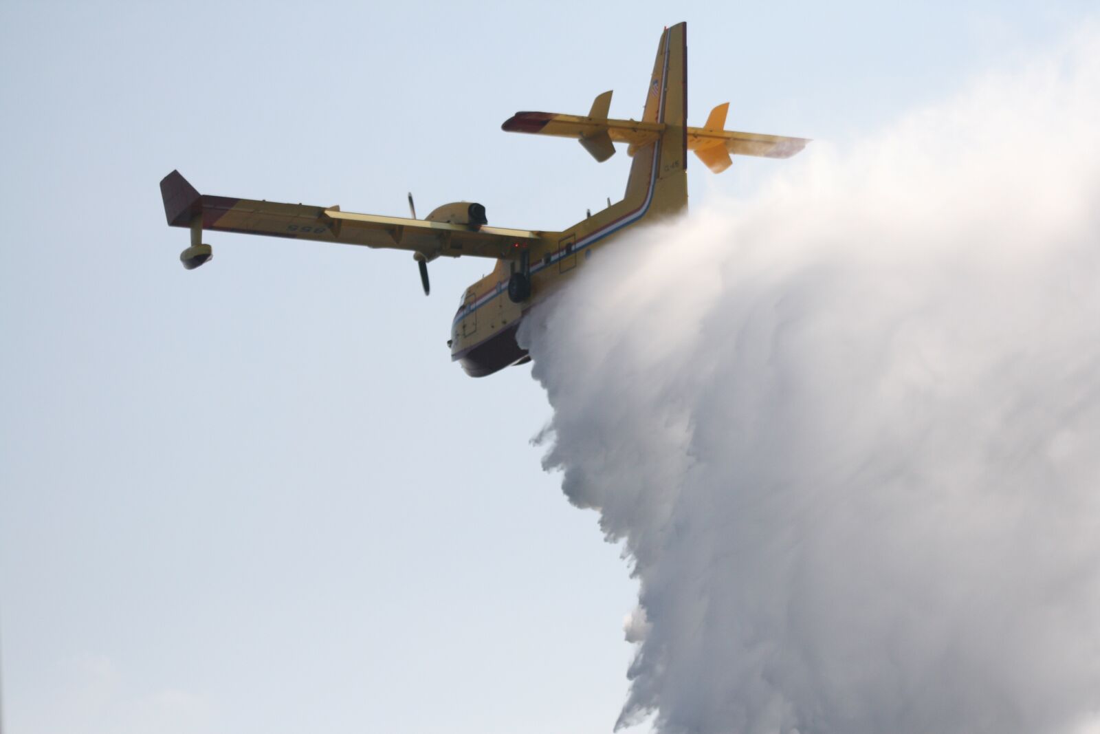 Canon EOS 400D (EOS Digital Rebel XTi / EOS Kiss Digital X) sample photo. Fire fighting aircraft, water photography
