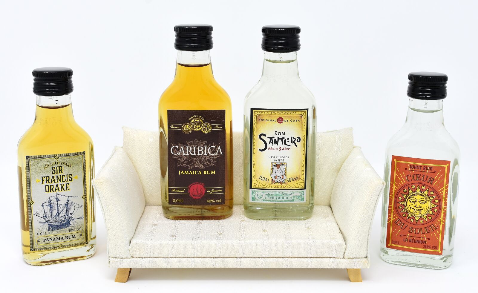 Nikon D7200 sample photo. Men's round, sofa, rum photography