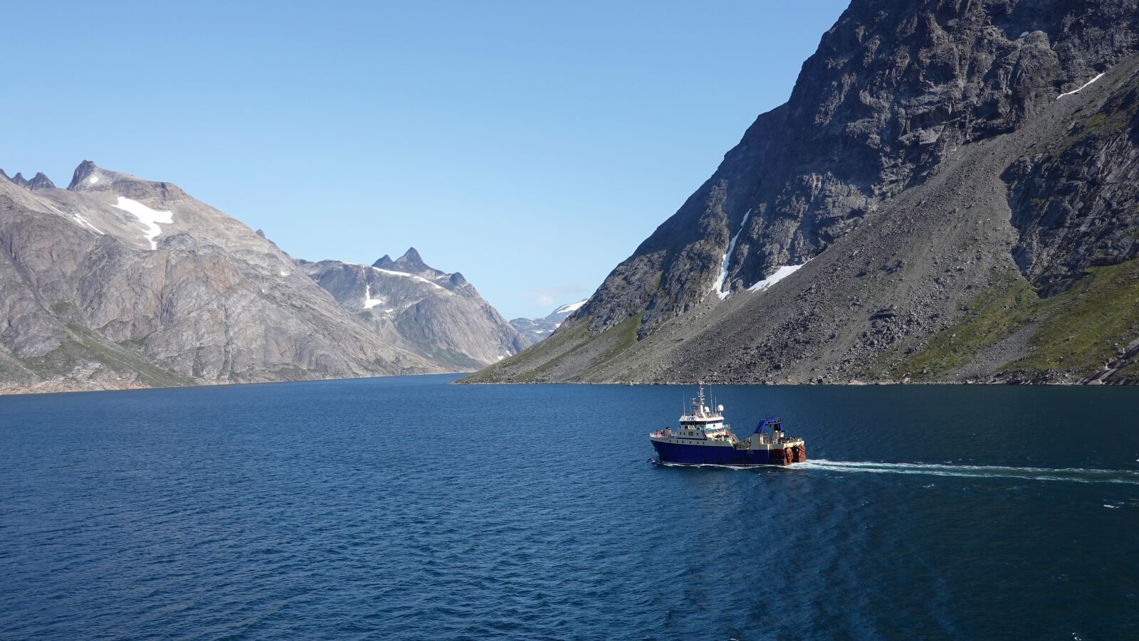 Sony Cyber-shot DSC-RX100 VI sample photo. Tug, ship, water photography