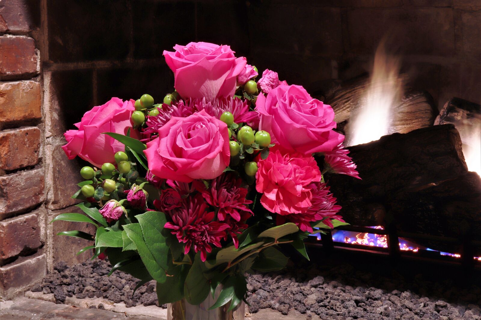 Canon EOS 800D (EOS Rebel T7i / EOS Kiss X9i) sample photo. Roses, fireplace, red photography