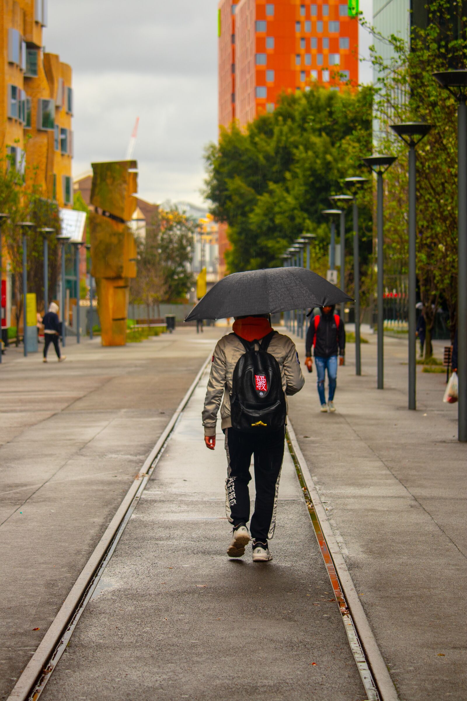 Canon EOS 200D (EOS Rebel SL2 / EOS Kiss X9) sample photo. Umbrella, man, outdoor photography