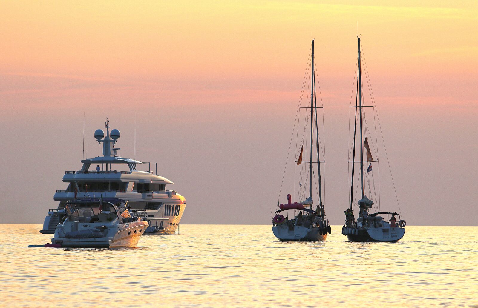 Canon EOS 7D Mark II + Canon EF 70-200mm F2.8L USM sample photo. Sunset, boats, yacht photography