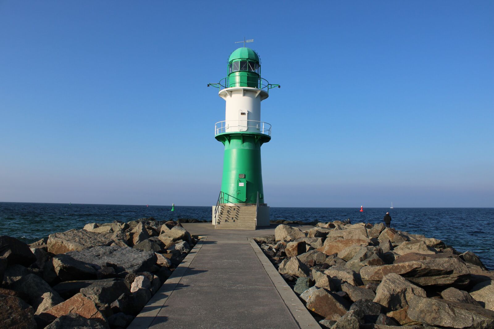 Canon EOS 2000D (EOS Rebel T7 / EOS Kiss X90 / EOS 1500D) sample photo. Lighthouse, beach, rock photography