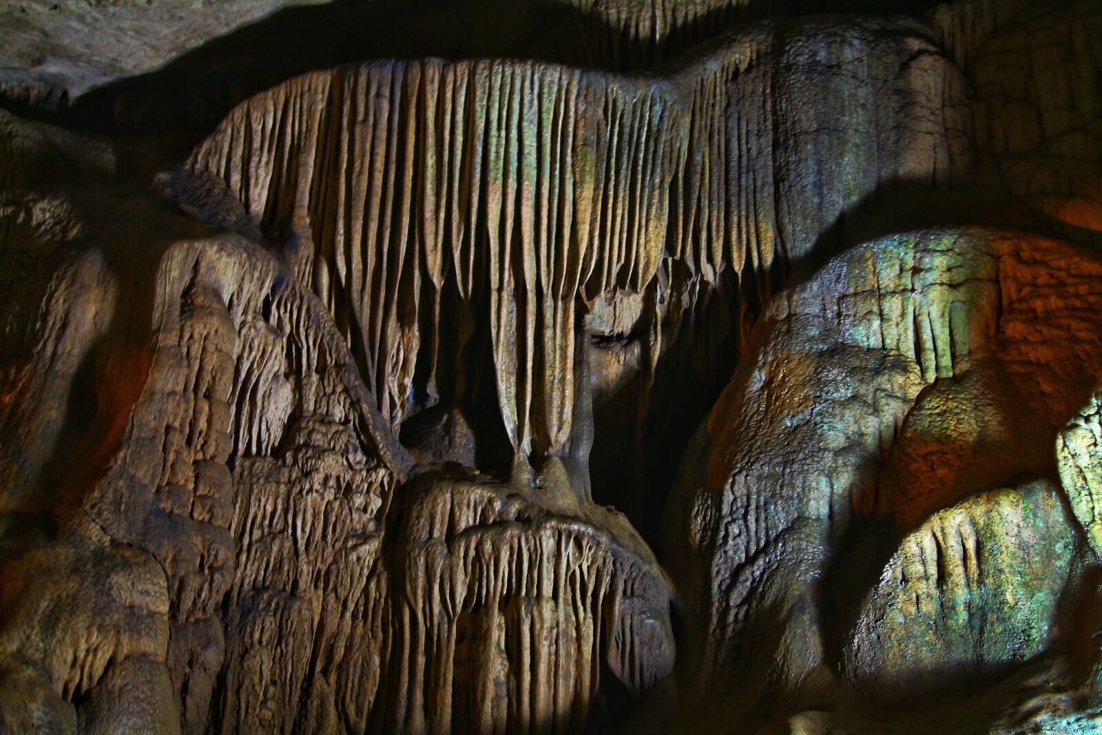 Canon EF-S 10-18mm F4.5–5.6 IS STM sample photo. Cave details, landscape, nature photography