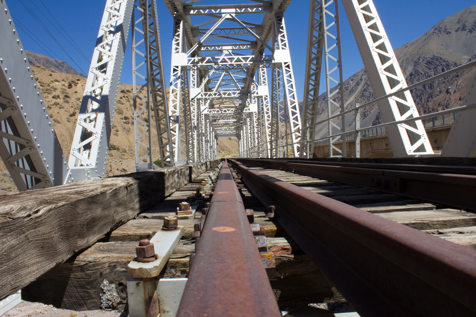Canon EOS 550D (EOS Rebel T2i / EOS Kiss X4) sample photo. Bridge, railroads photography
