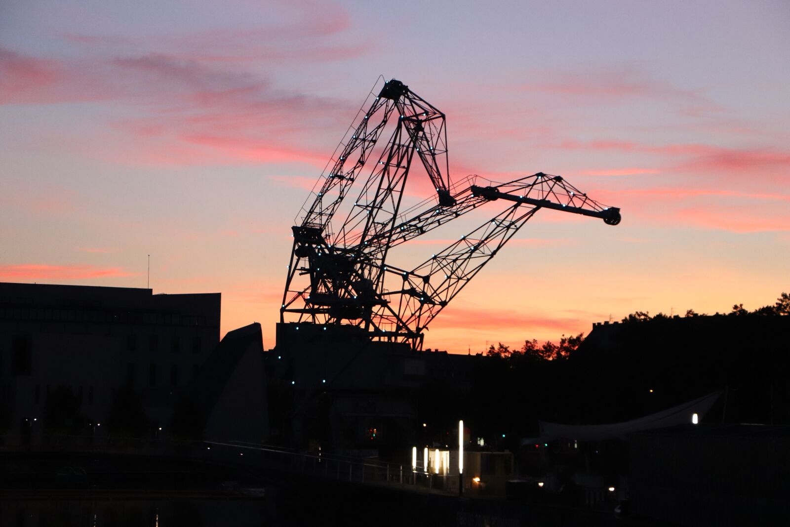 Canon EOS 800D (EOS Rebel T7i / EOS Kiss X9i) sample photo. Crane, sunset, sun photography