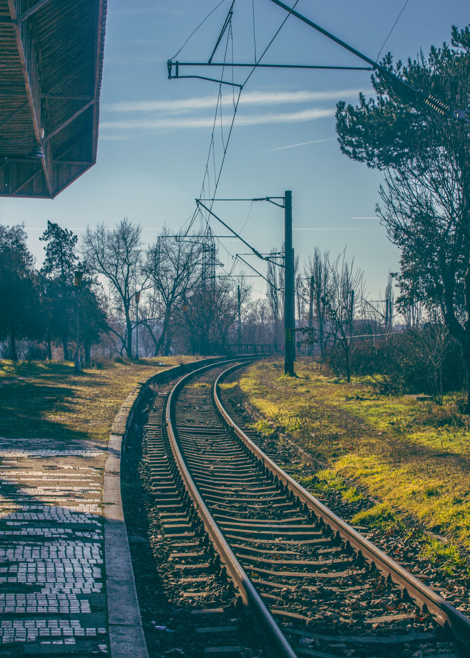 Canon EOS 550D (EOS Rebel T2i / EOS Kiss X4) sample photo. Railroad, sunny, train, station photography