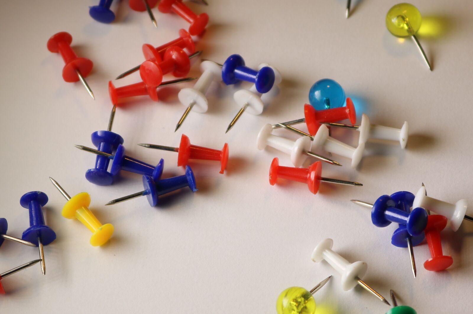 Canon EOS 750D (EOS Rebel T6i / EOS Kiss X8i) sample photo. Push pins, white, yellow photography