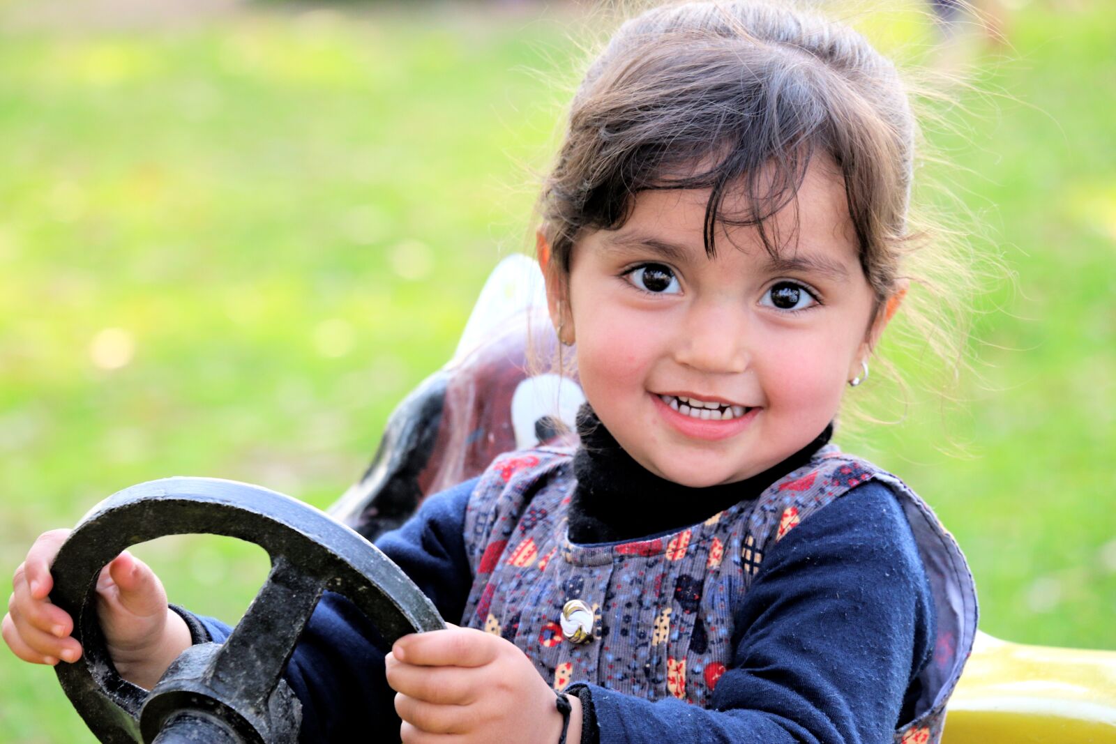 Canon EOS 70D + Canon EF-S 18-135mm F3.5-5.6 IS STM sample photo. Girl, child, car photography