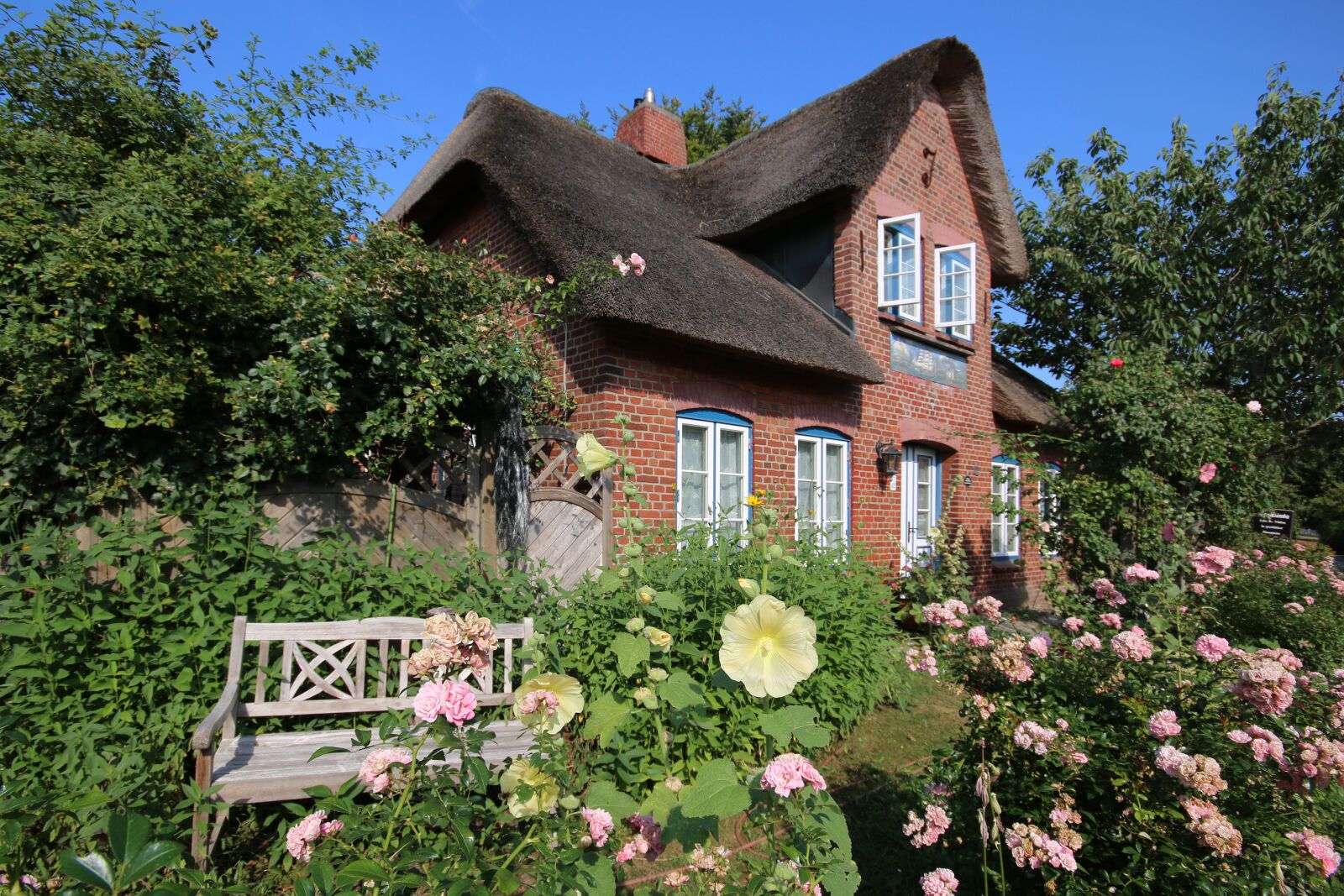 Canon EOS 70D sample photo. Amrum, friesenhaus, thatched roof photography