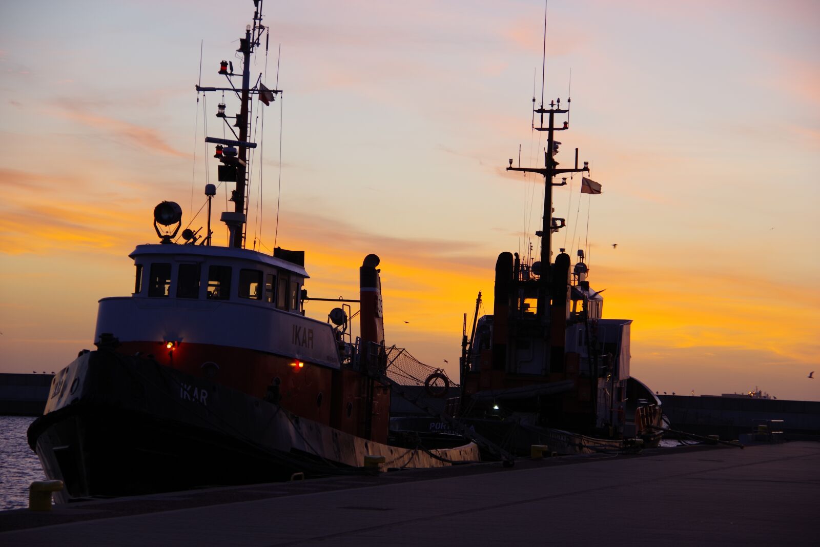 Pentax K-70 sample photo. Sunrise, sea, ships photography